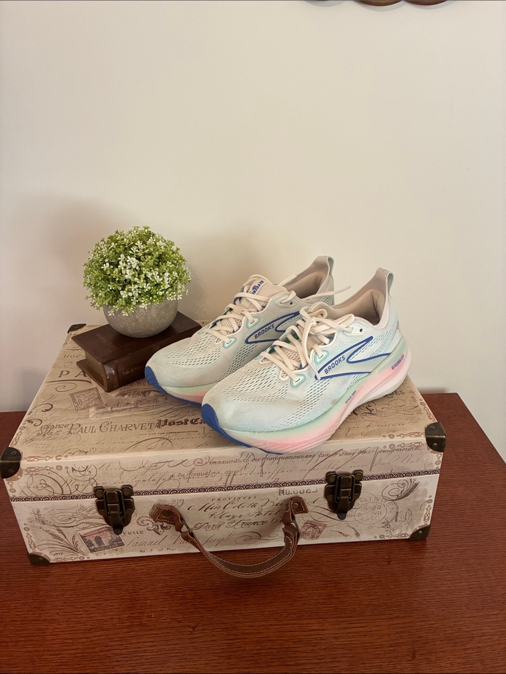 Brooks Glycerin GTS 22 Tennis Shoes (Mint,White Pastel Pink & Blue Accents)